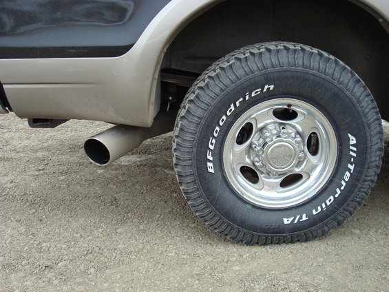 dsc00062.jpg Close-up of the new 4" MagnaFlow exhaust with a dirty 5" chrome tip.